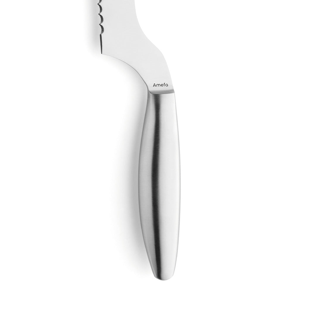 Gezacktes Messer mit Metallgriff.