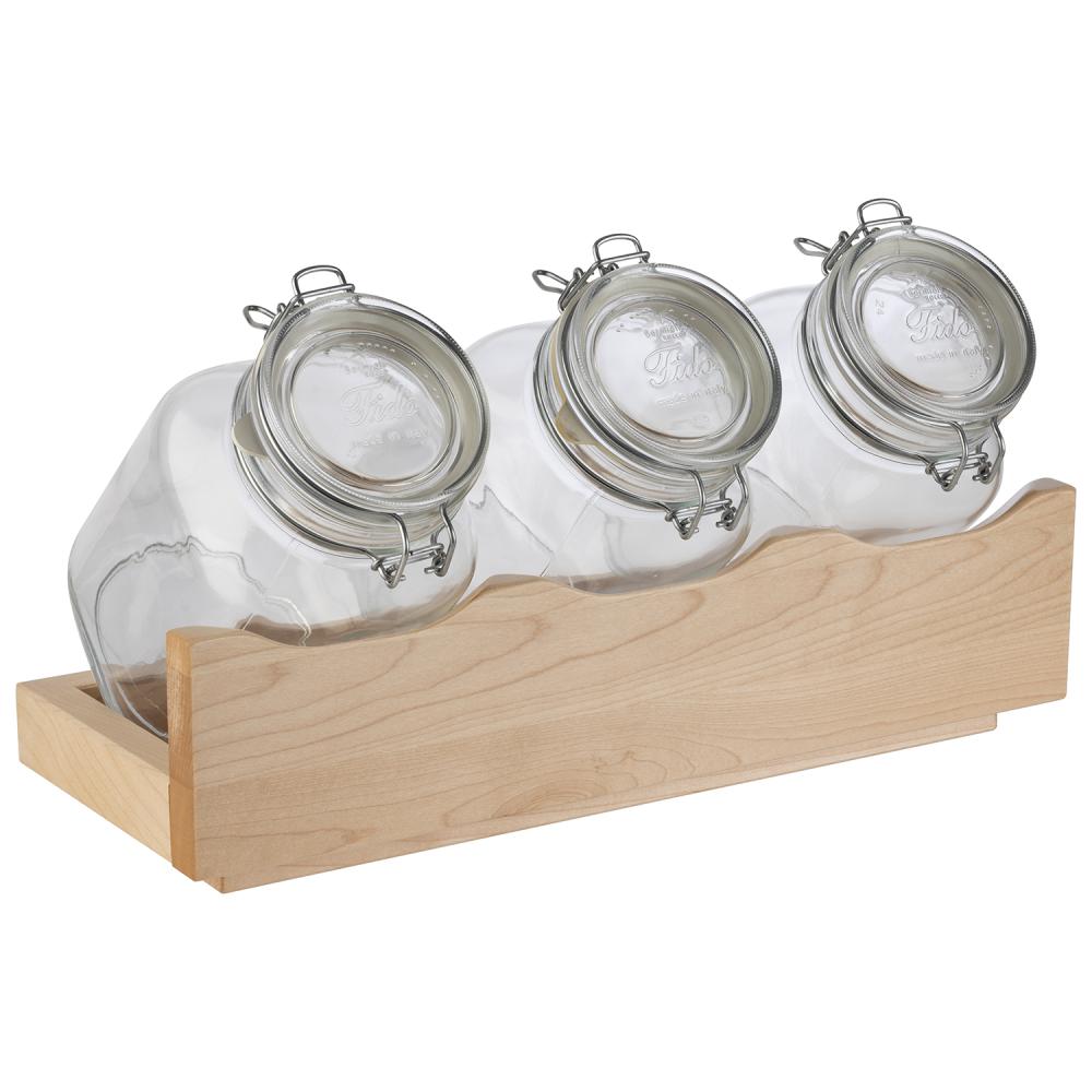 Drei Gläser in Holzhalterung.