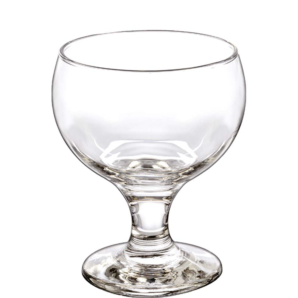 Leeres Glas auf weißem Hintergrund.