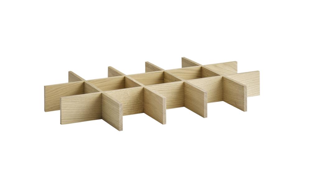 Holzflaschenregal mit Fächern.