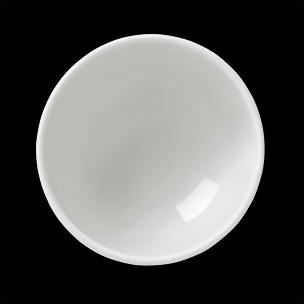 Weiße Schüssel auf schwarzem Hintergrund.