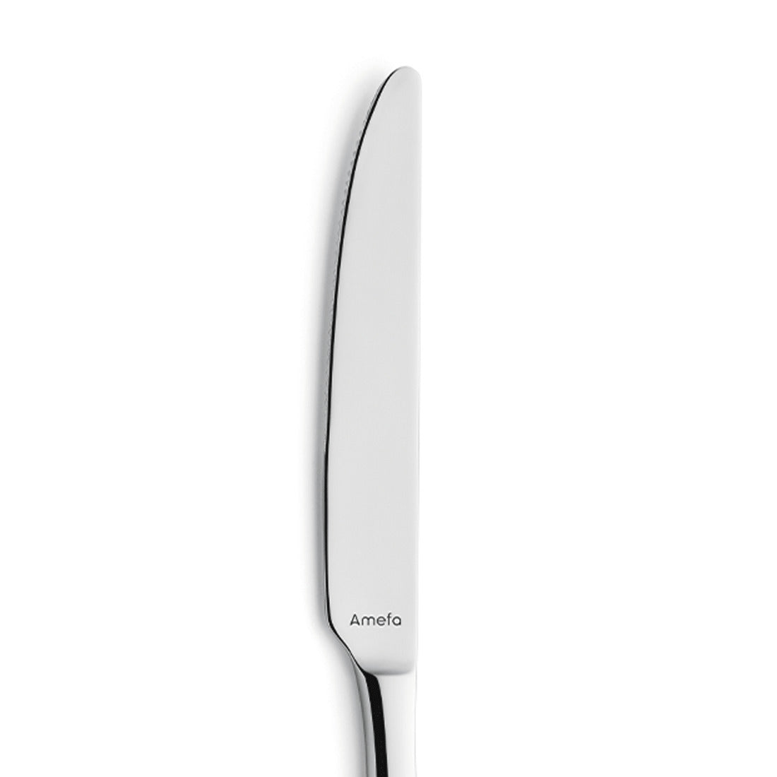 Silbernes Messer auf weißem Hintergrund.
