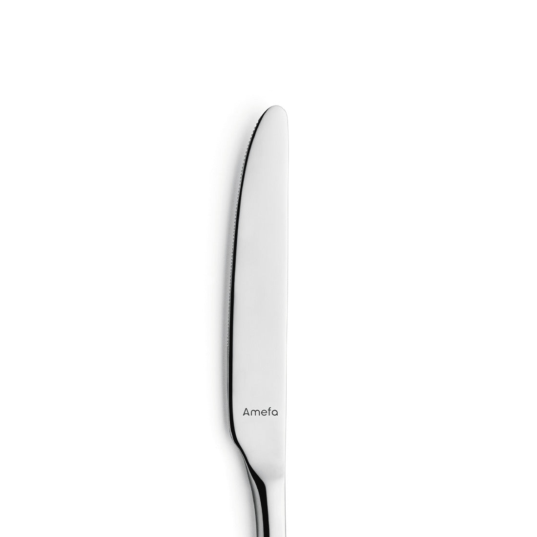 Silbernes Messer auf weißem Hintergrund.