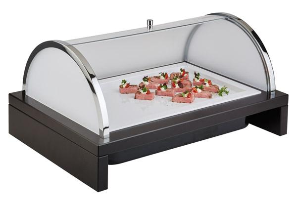 Buffet-Vitrine mit Fleischhäppchen.