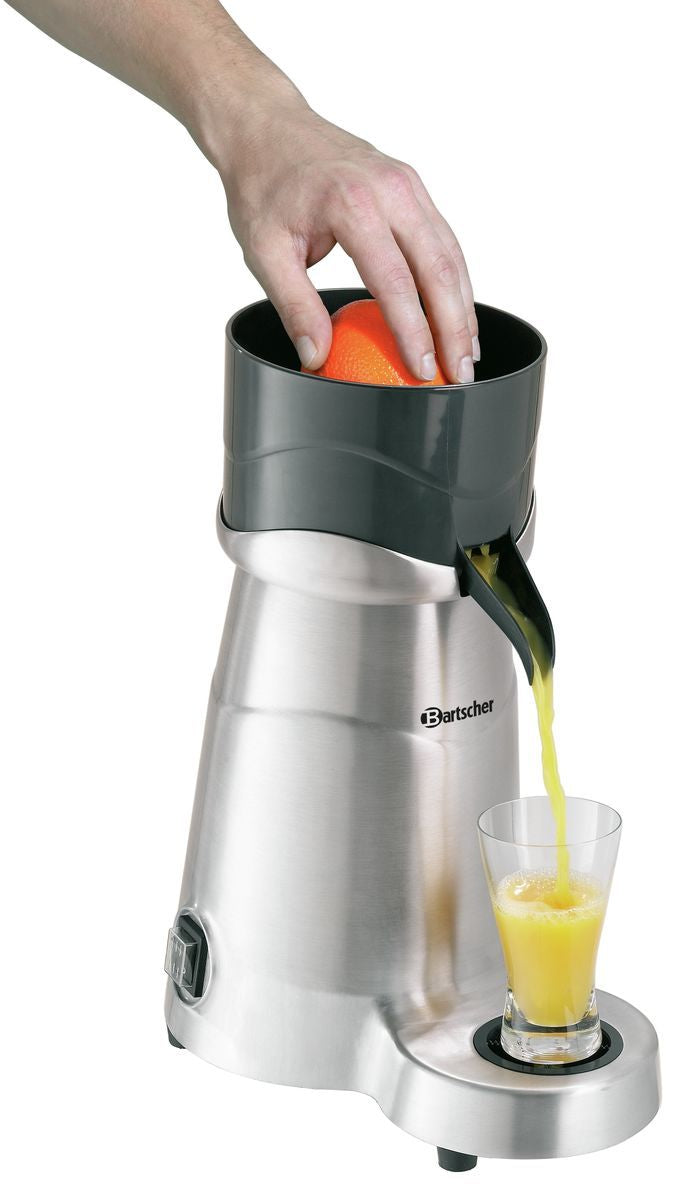 Orangensaftpresse mit frischem Saft.