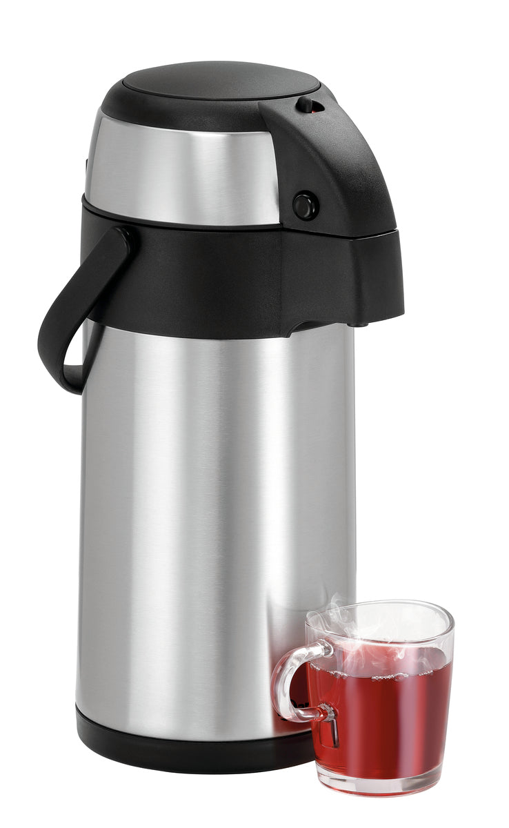 Thermoskanne und Tasse mit Getränk.