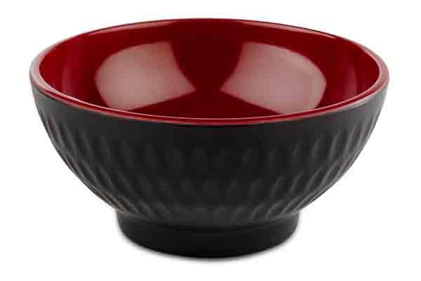 Schwarze Schüssel mit rotem Innenraum.