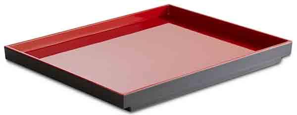 Rotes rechteckiges Tablett aus Kunststoff.