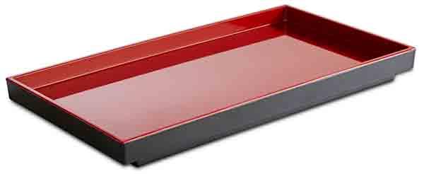 Rotes rechteckiges Serviertablett aus Kunststoff.