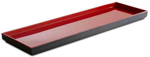 Rotes rechteckiges Serviertablett aus Kunststoff.