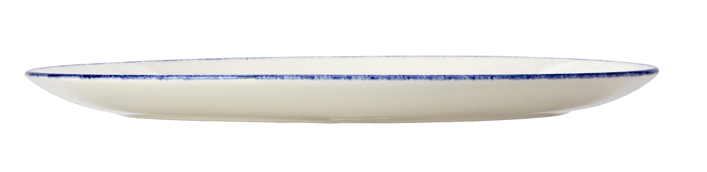 Weißer Teller mit blauem Rand.