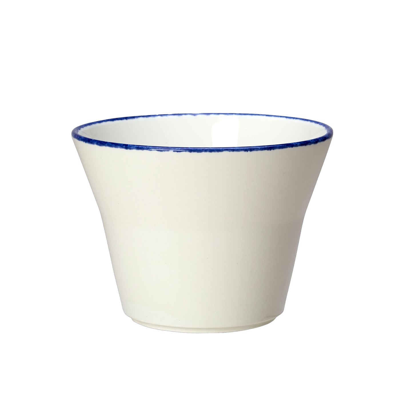 Weißer Becher mit blauem Rand.