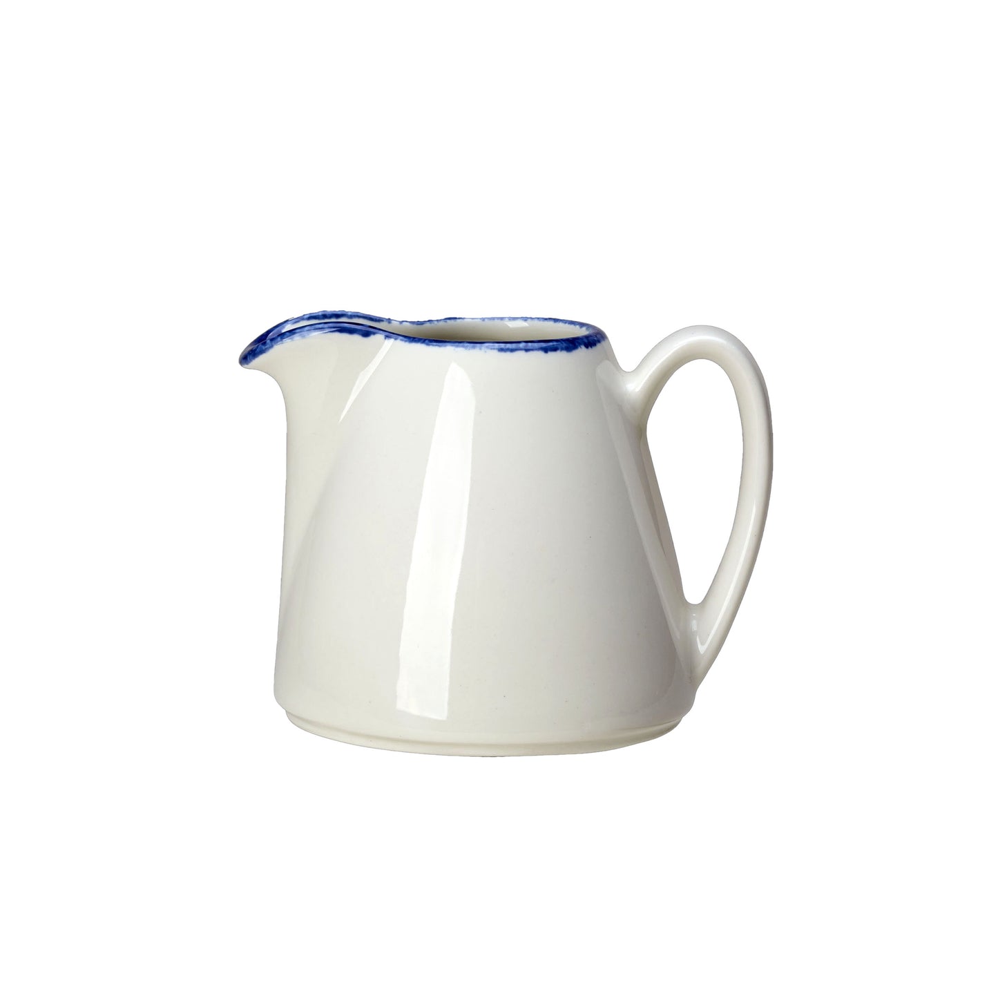Weißer Krug mit blauem Rand.