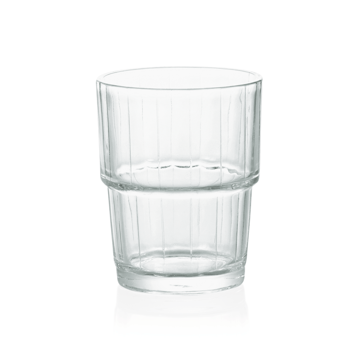 Ein leeres, geripptes Trinkglas.