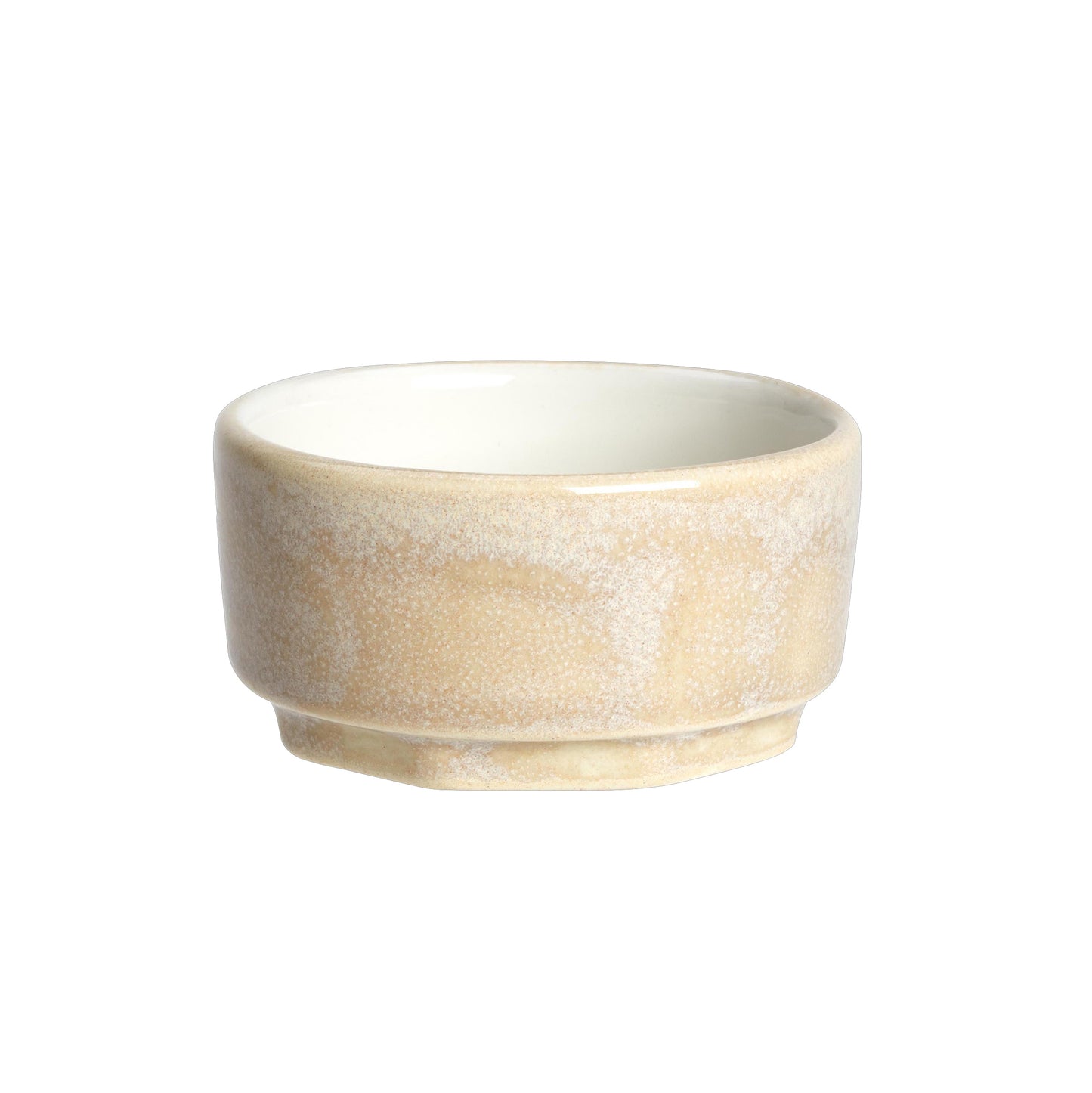 Kleine, beige Keramikschale, leer.