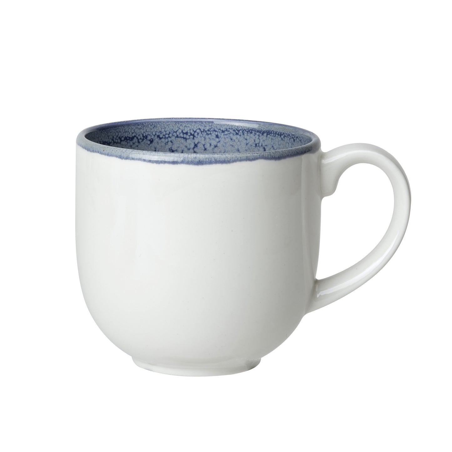 Weiße Tasse mit blauem Rand.