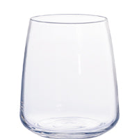 Leeres Trinkglas auf weißem Hintergrund.