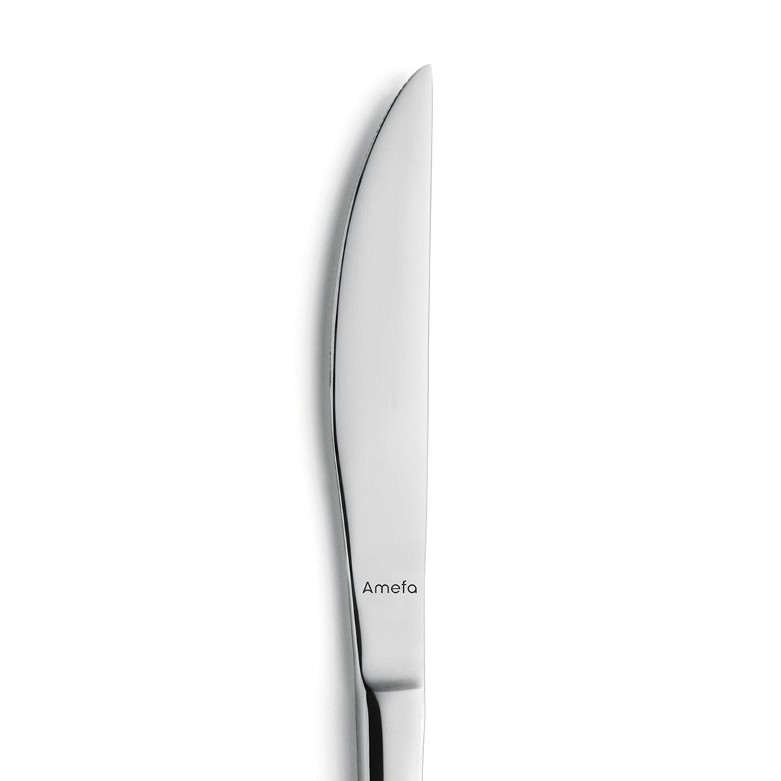 Silbernes Messer auf weißem Hintergrund.