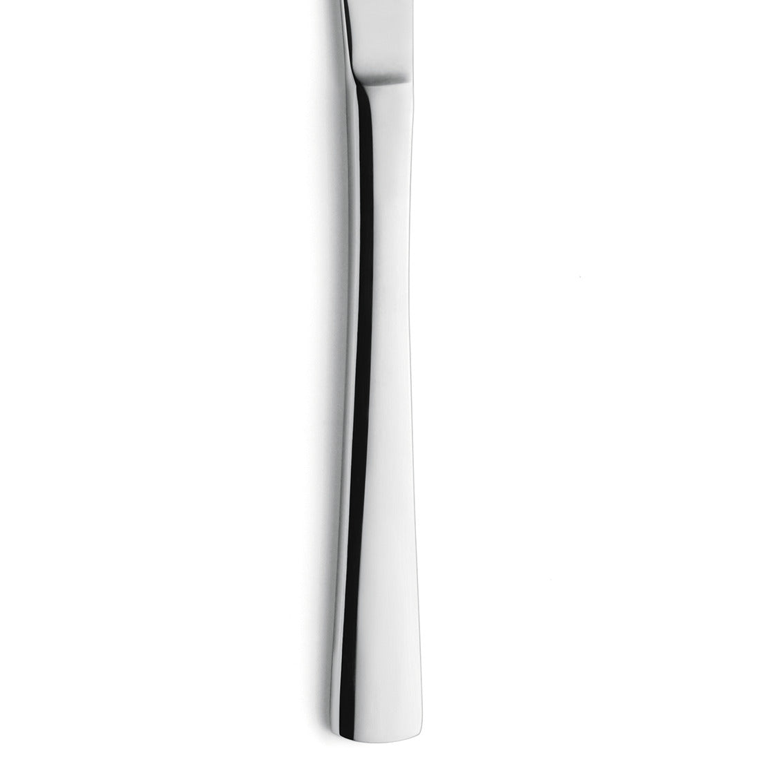 Silbernes Messer auf weißem Hintergrund.