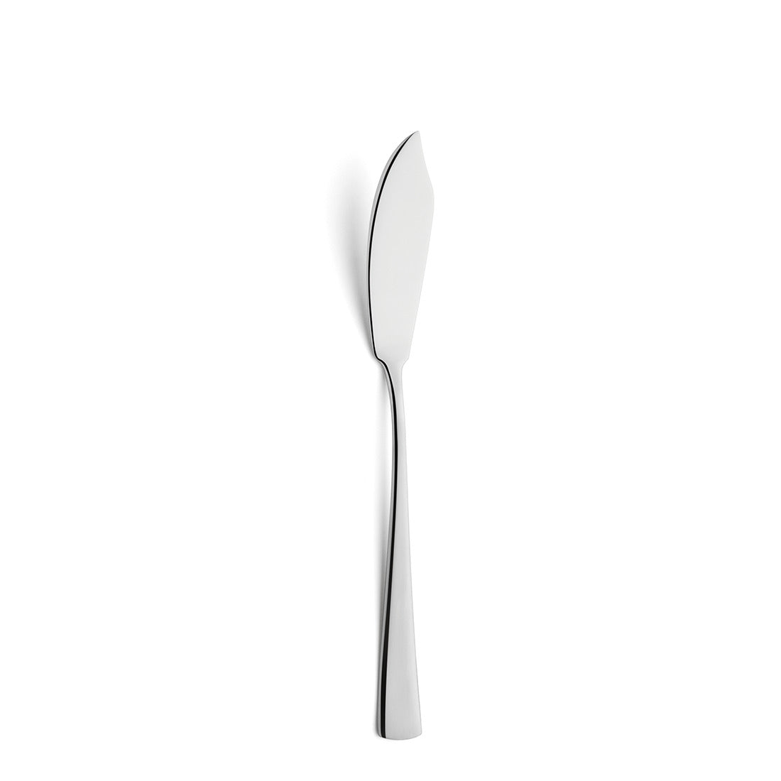 Silbernes Buttermesser auf weißem Hintergrund.