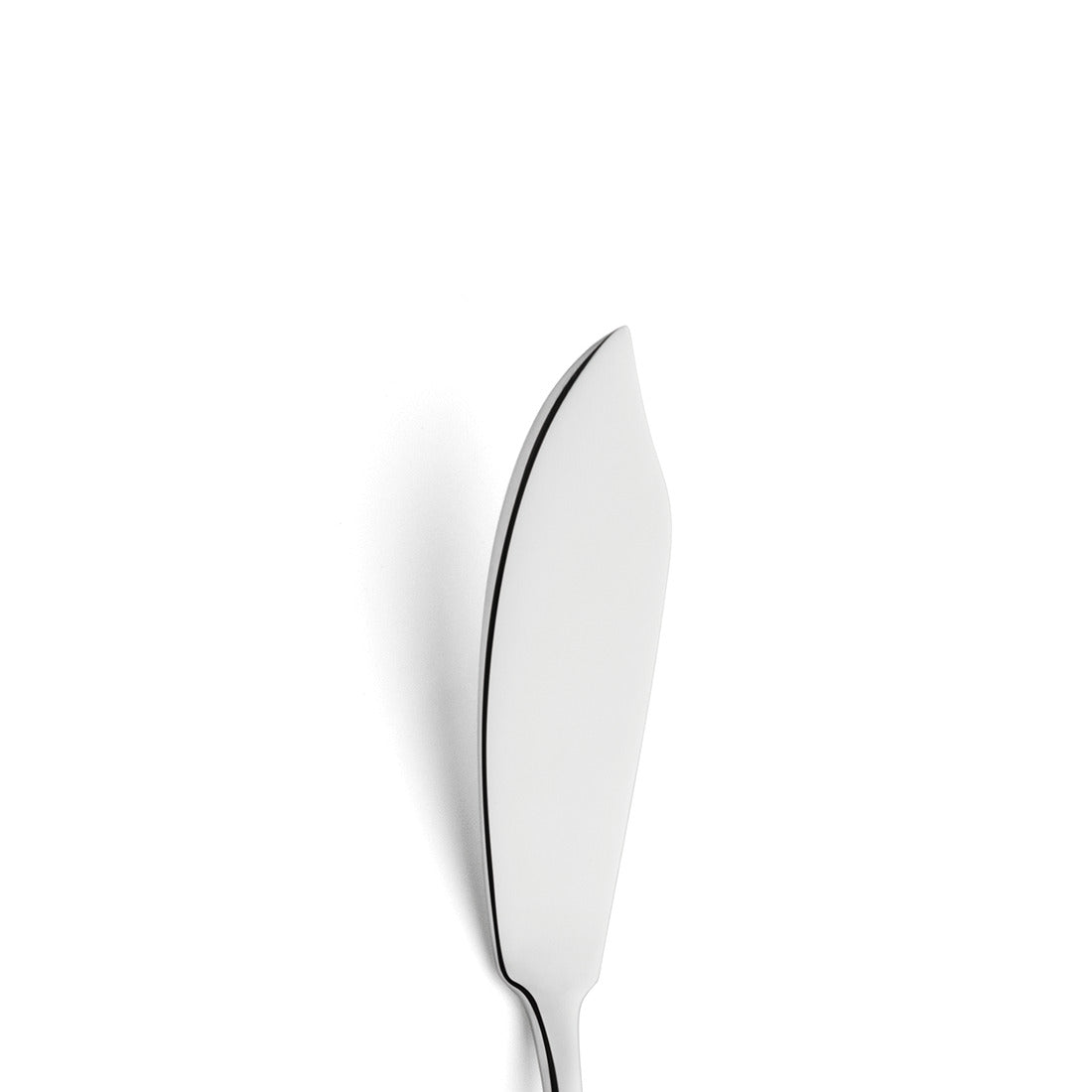 Silbernes Buttermesser auf weißem Hintergrund.
