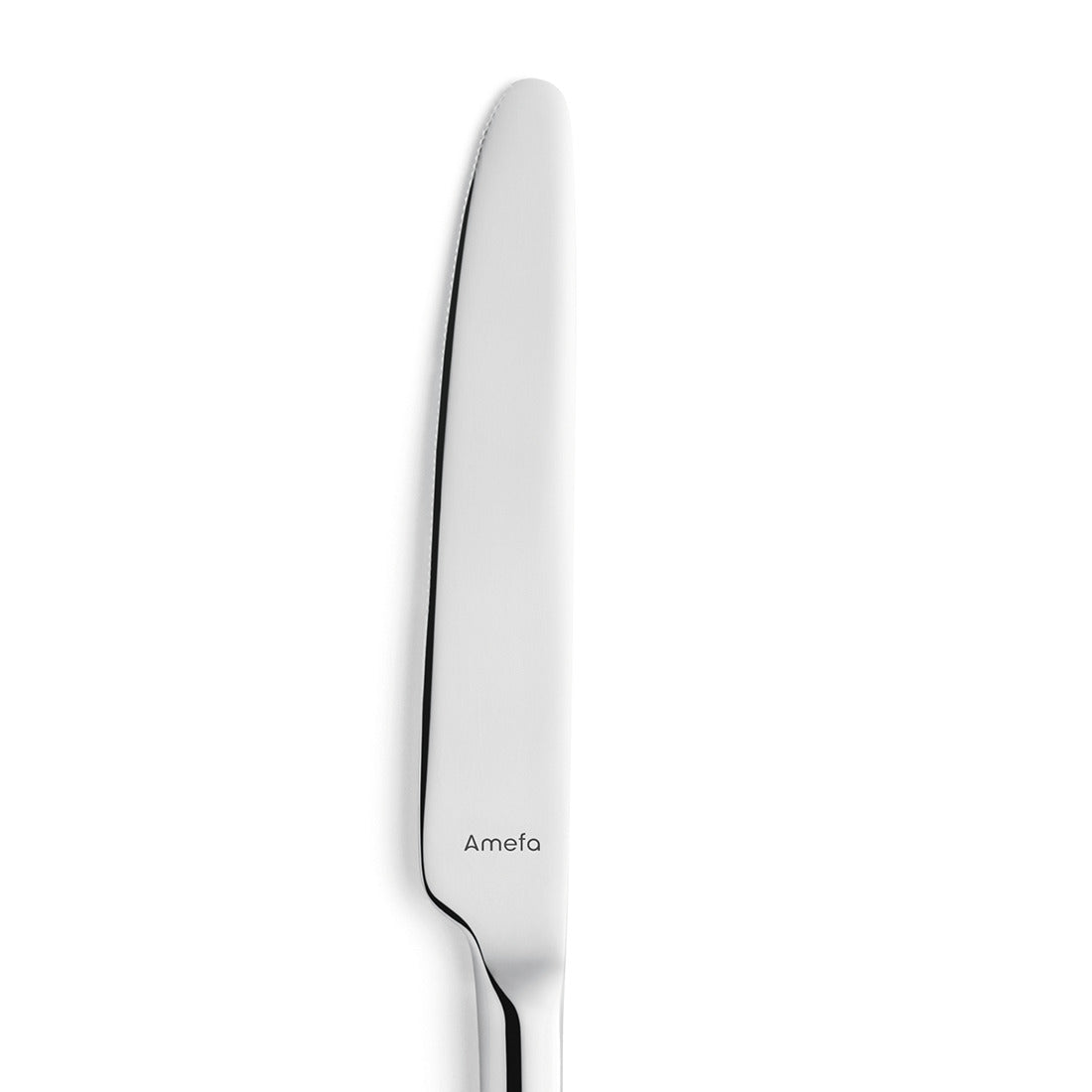 Silbernes Messer mit glattem Griff.