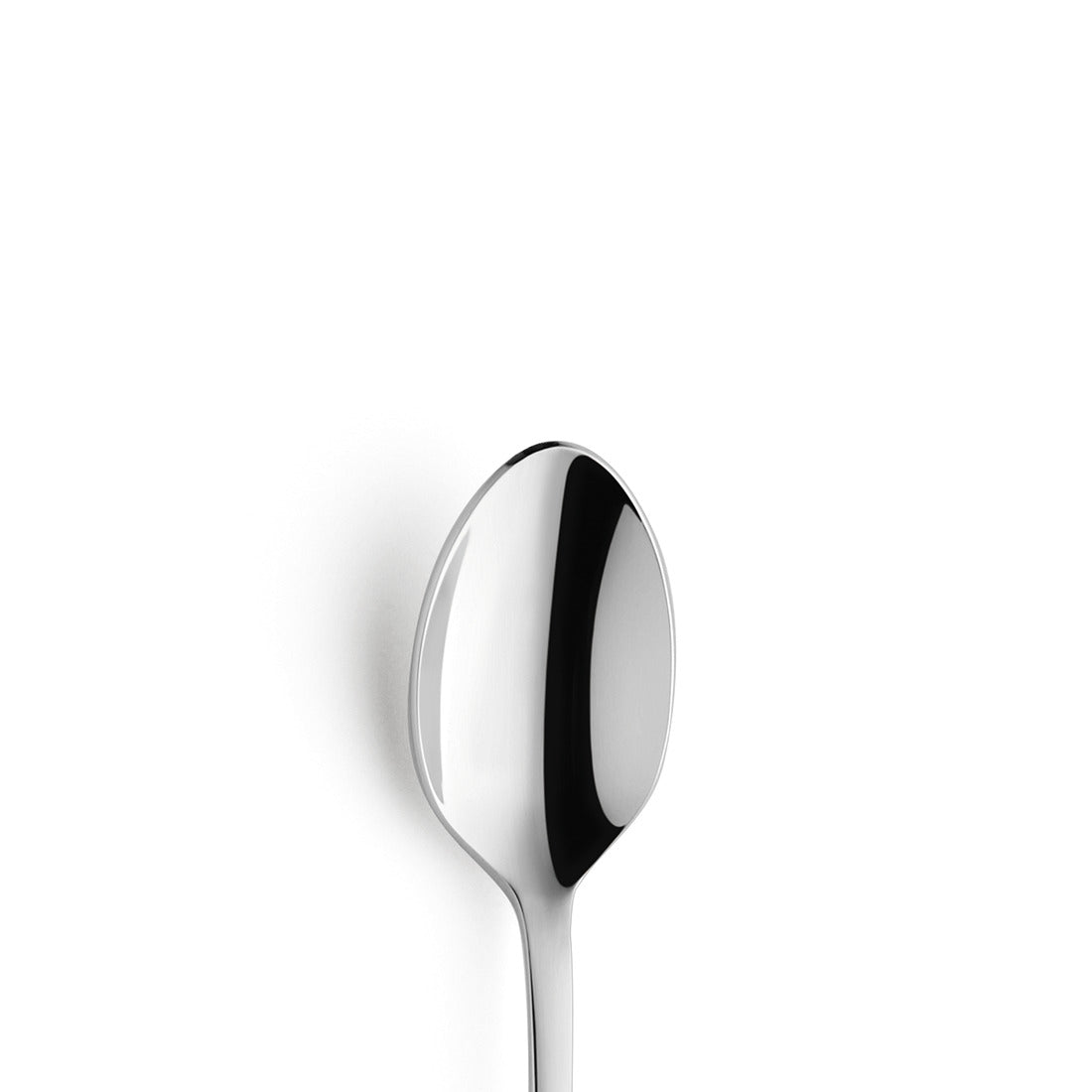 Löffel aus Edelstahl auf weißem Hintergrund.