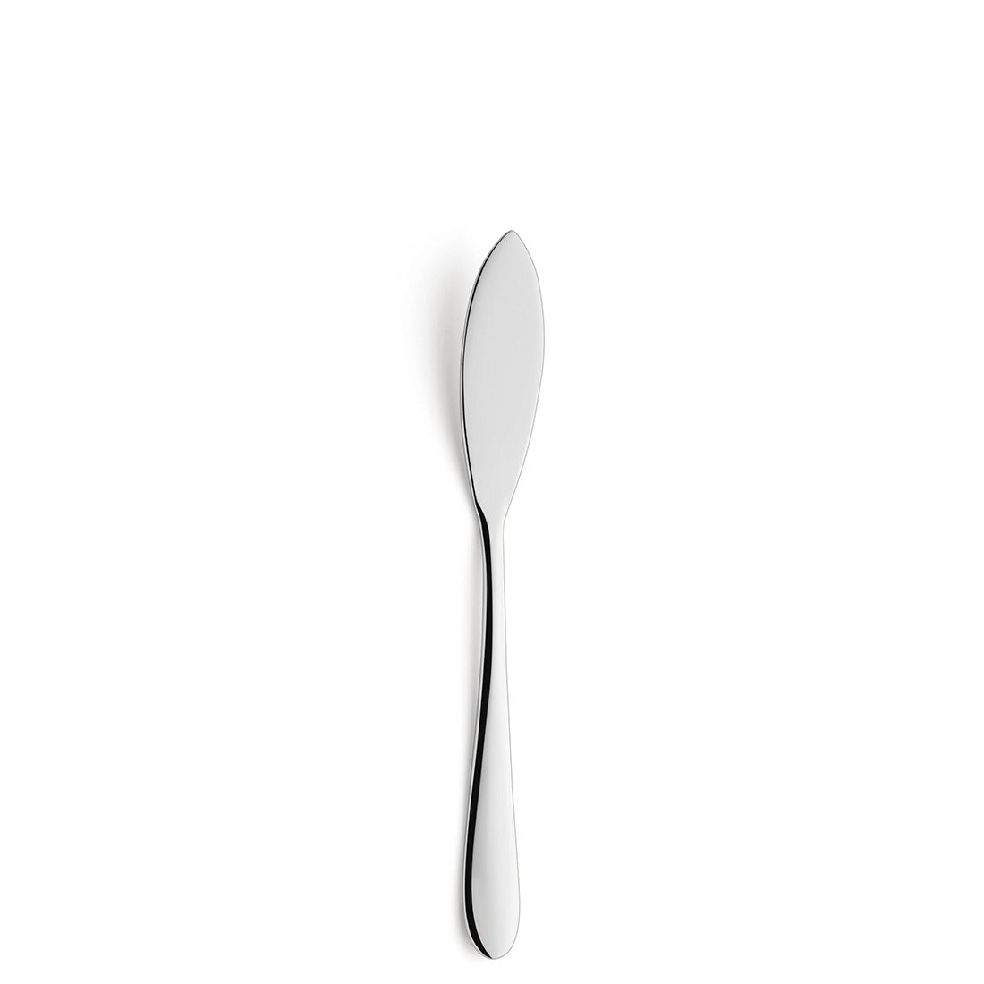 Silbernes Buttermesser auf weißem Hintergrund.