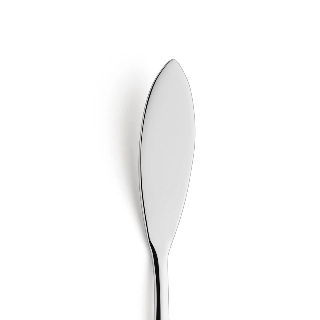 Silberner Buttermesser auf weißem Hintergrund.