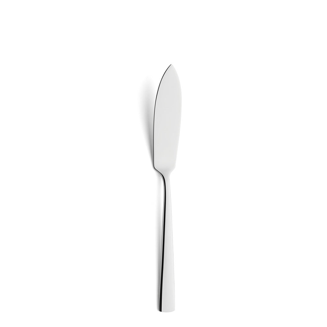 Silbernes Fischmesser auf weißem Hintergrund.