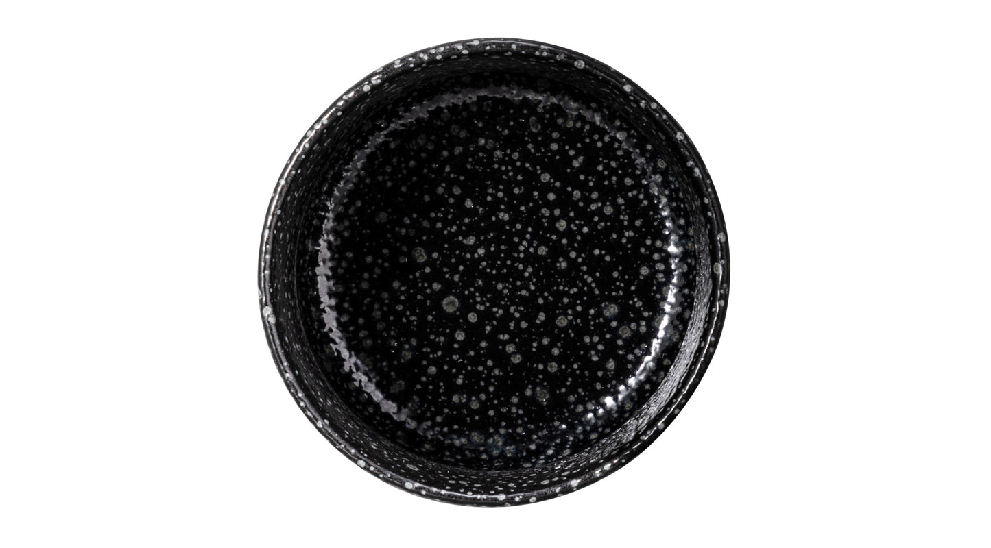 Schwarze Keramikschale auf weißem Hintergrund
