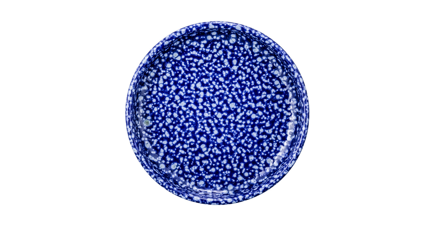Blauer, gesprenkelter Keramikteller, leer.