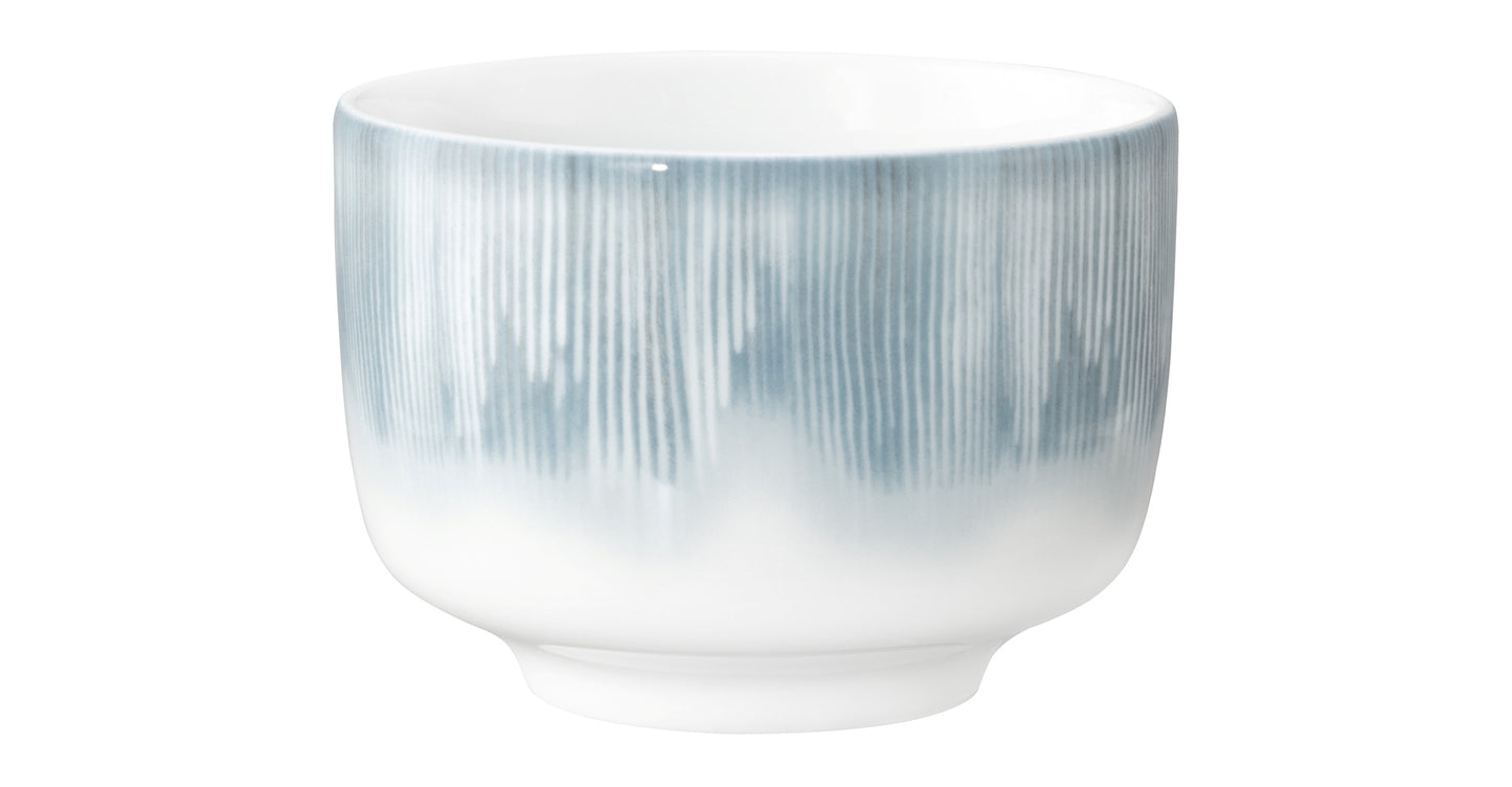 Keramiktasse mit blau-weißem Muster