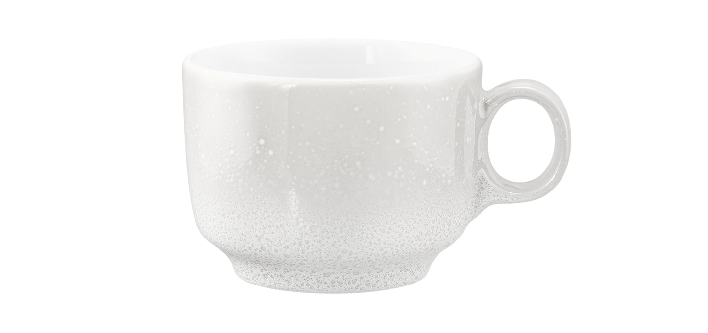 Weiße Kaffeetasse mit Wassertröpfchen