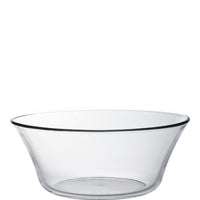 Transparente Glasschüssel auf weißem Hintergrund.