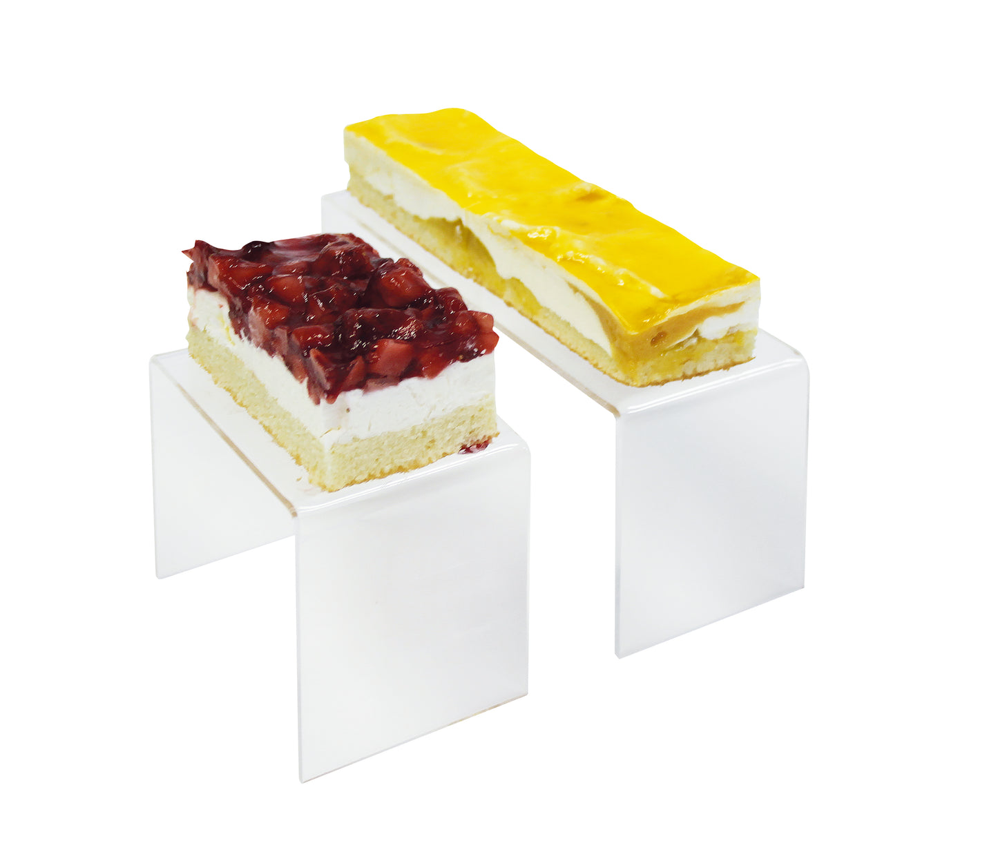 Zwei Kuchen auf transparenten Ständern.