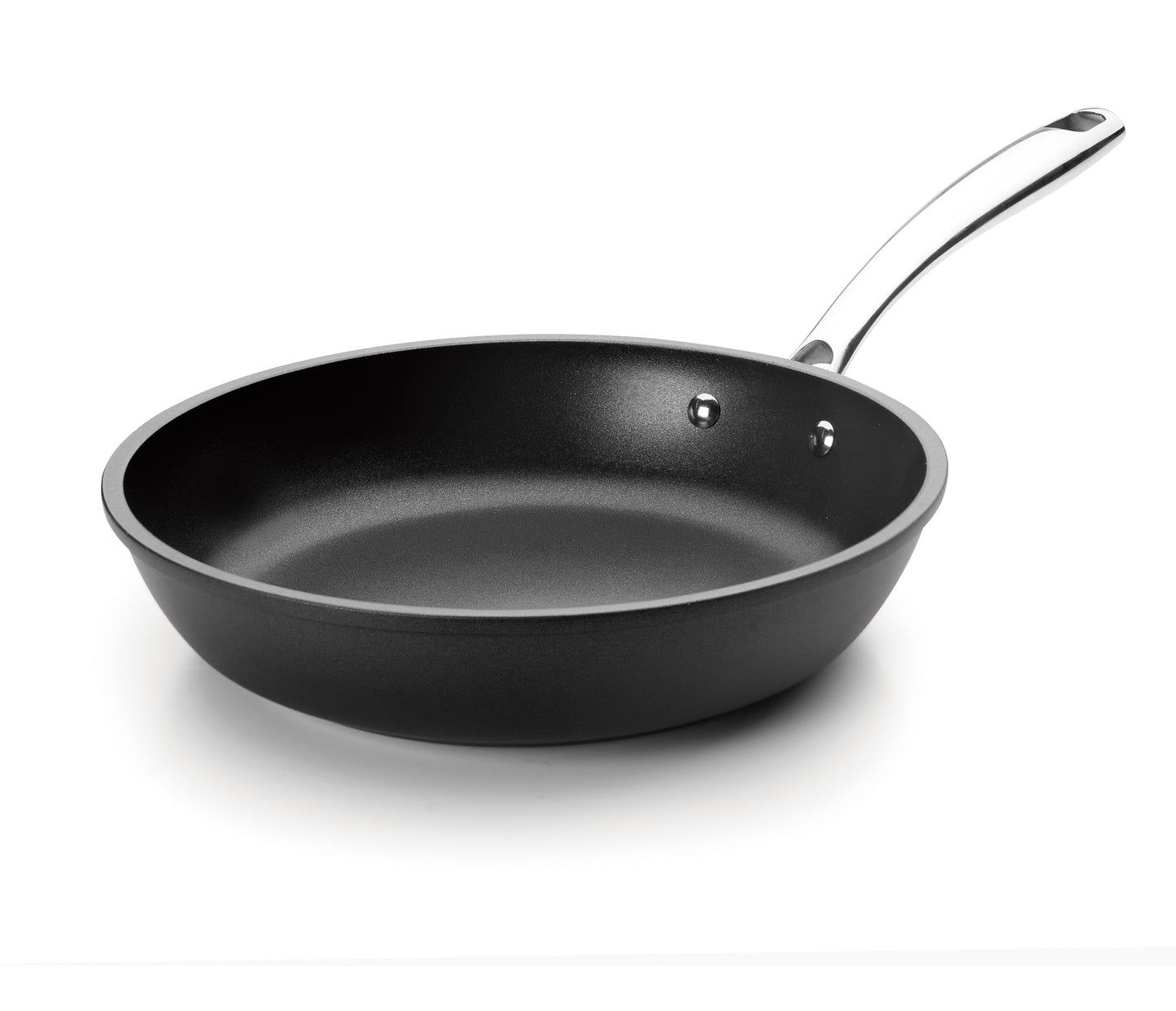 Schwarze Bratpfanne mit Metallgriff.