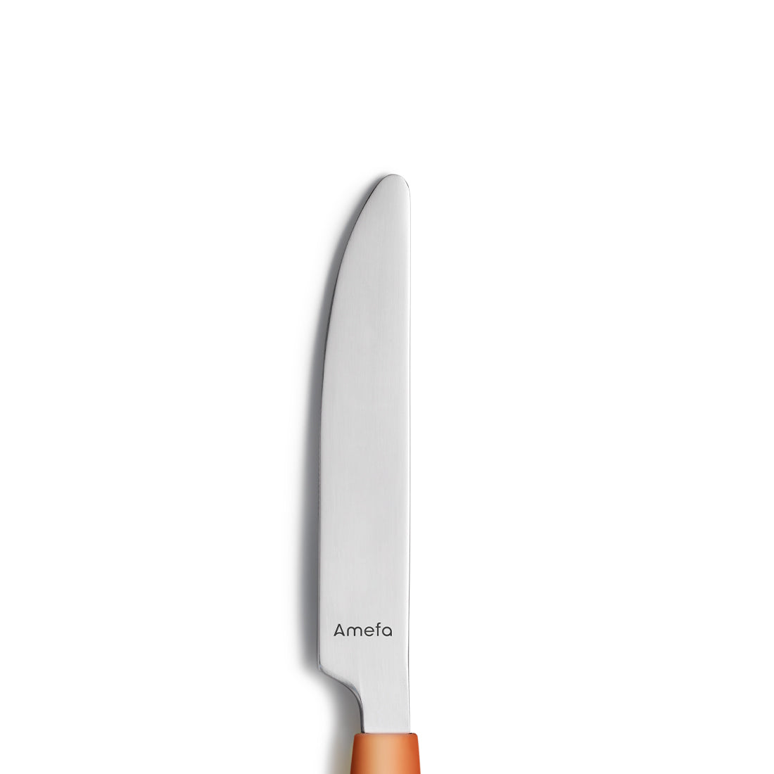 Messer mit orangem Griff auf weißem Hintergrund.