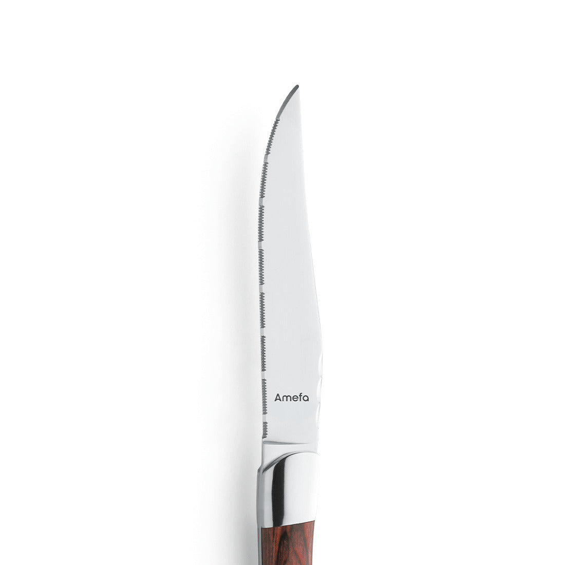 Steakmesser mit Holzgriff auf weißem Hintergrund.