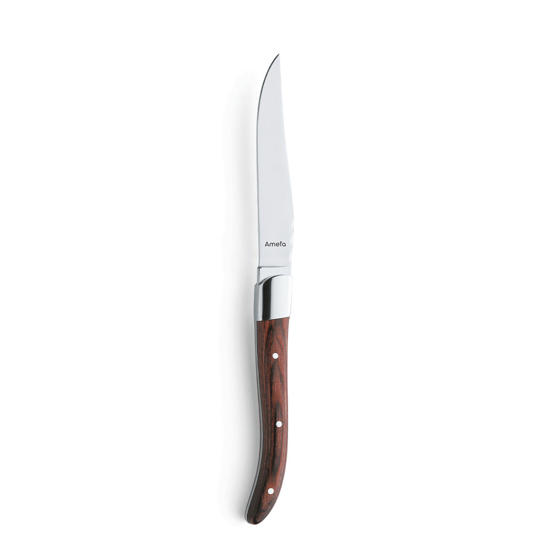Steakmesser mit Holzgriff auf weißem Hintergrund.