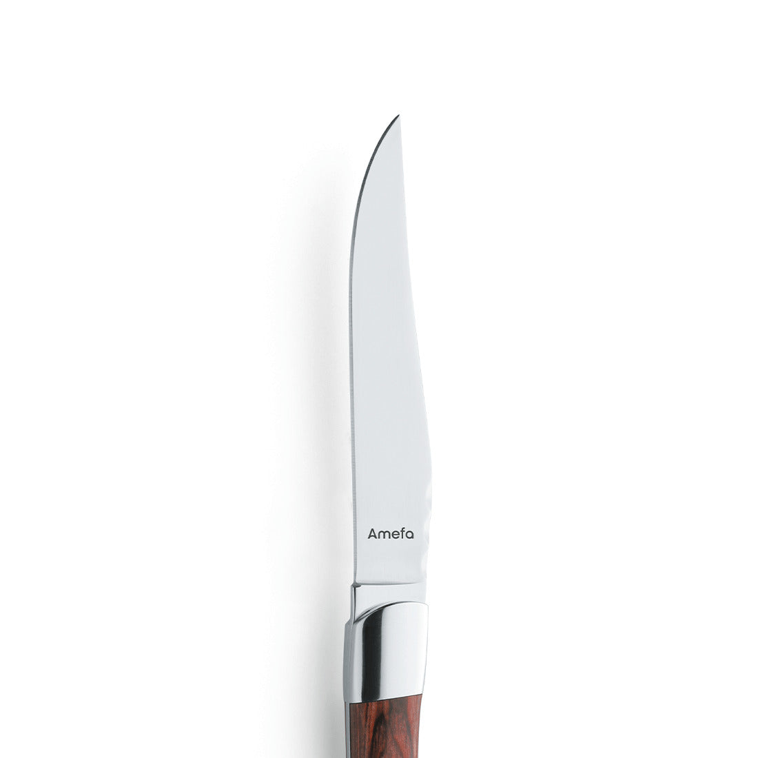 Steakmesser mit Holzgriff auf weißem Hintergrund.