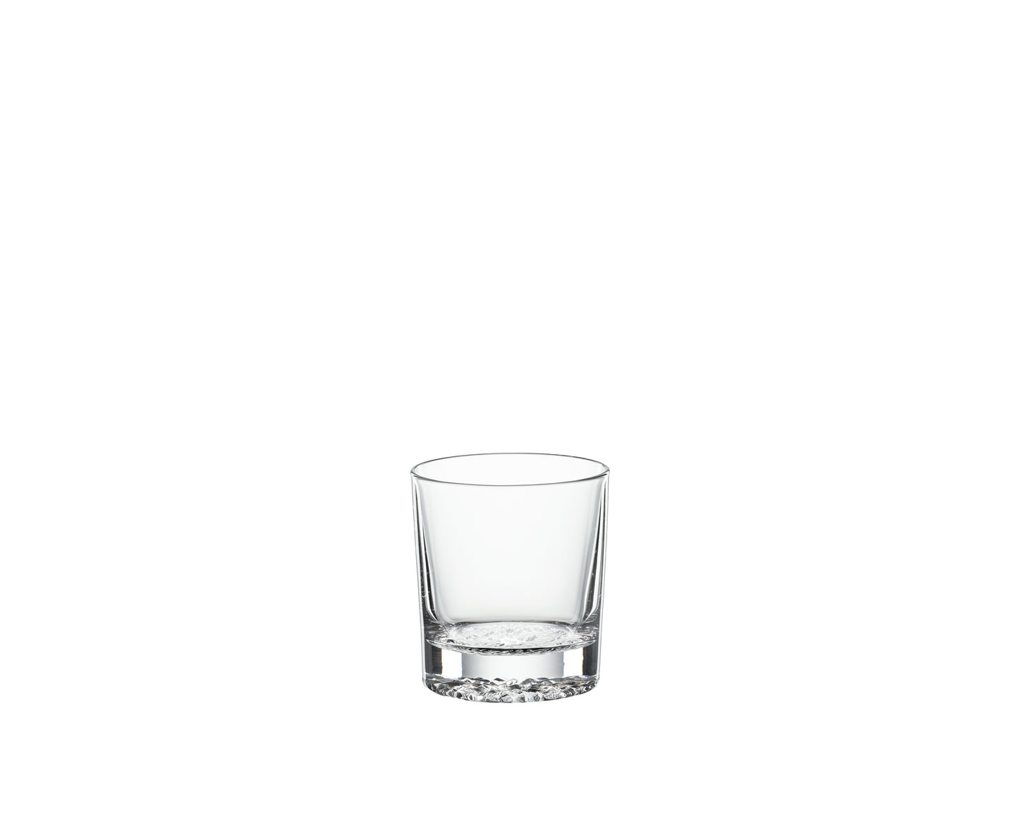 Leeres Trinkglas auf weißem Hintergrund.