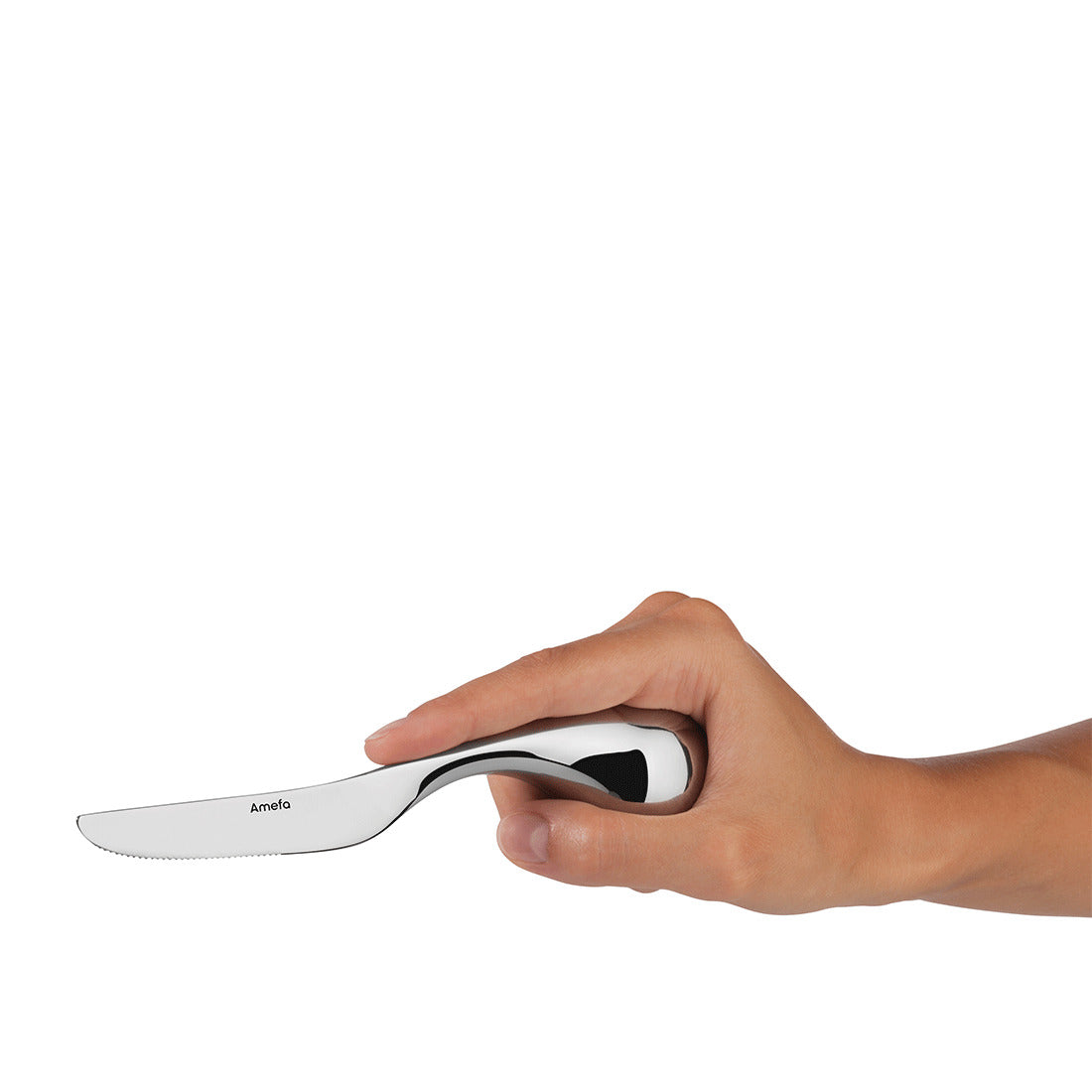 Hand hält ergonomisches Messer mit Wellenschliff.