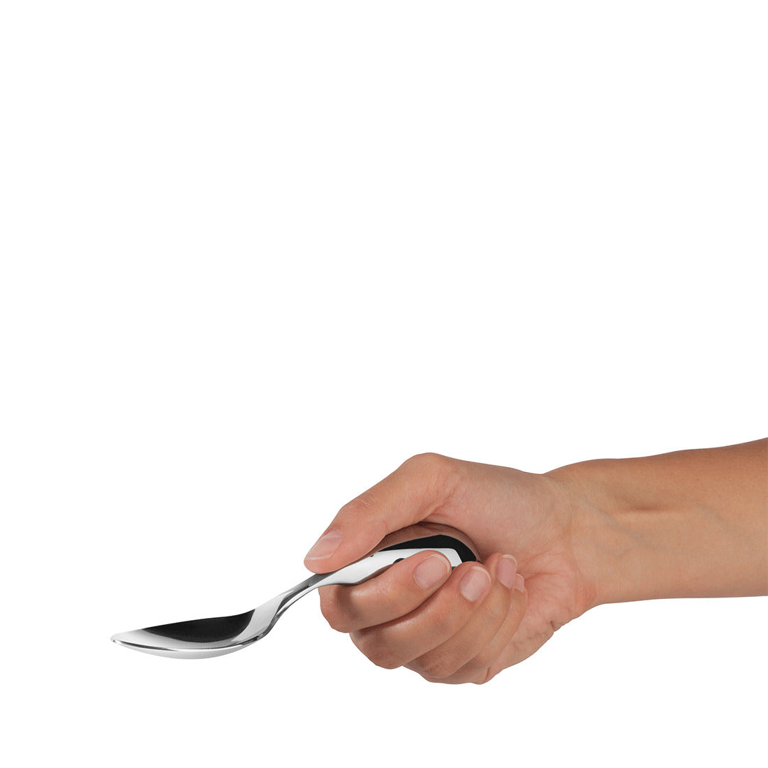 Hand hält ergonomischen Löffel mit schwarzem Griff.