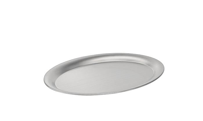 Silbernes, ovales Serviertablett aus Metall.