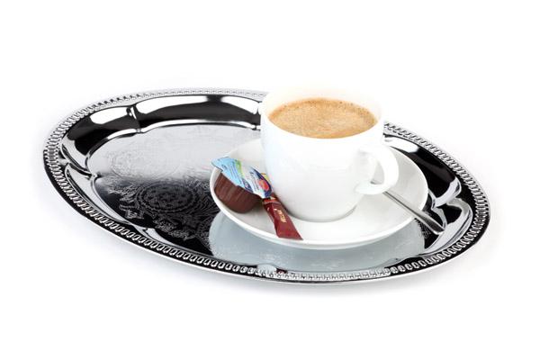 Kaffee auf silbernem Tablett serviert.