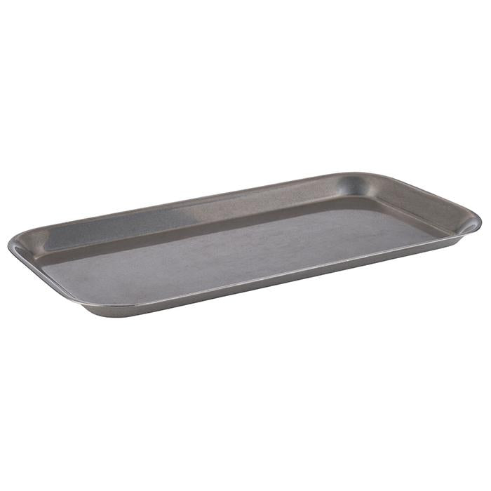 Rechteckiges Tablett aus Metall.