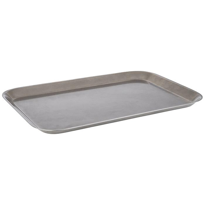 Metalltablett auf weißem Hintergrund.