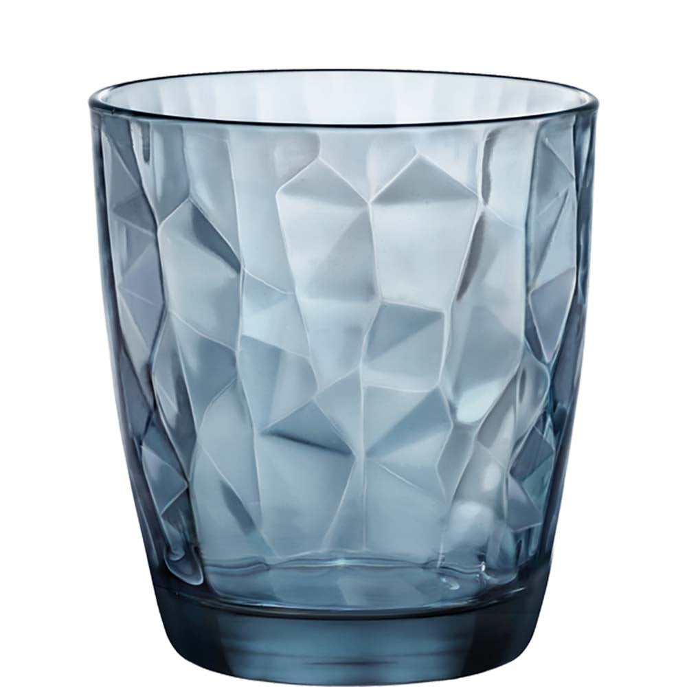 Blaues Glas mit geometrischem Muster.