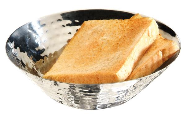 Metallschale mit Toastscheiben.